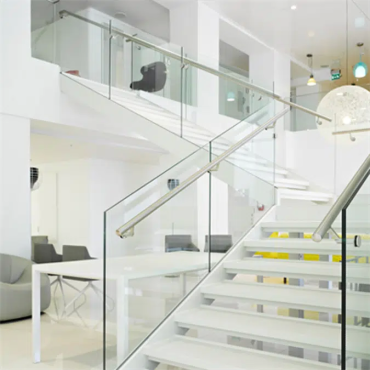 Escada residencial em alumínio e vidro